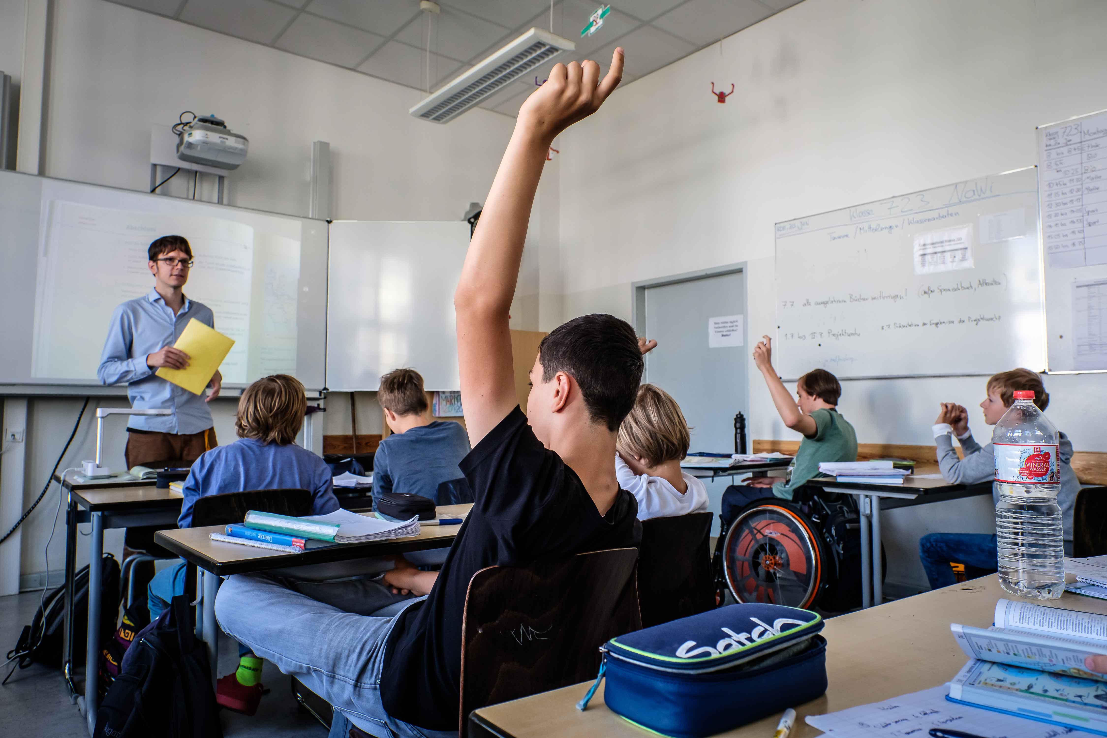 Klassenraum mit Lehrer und Schülern