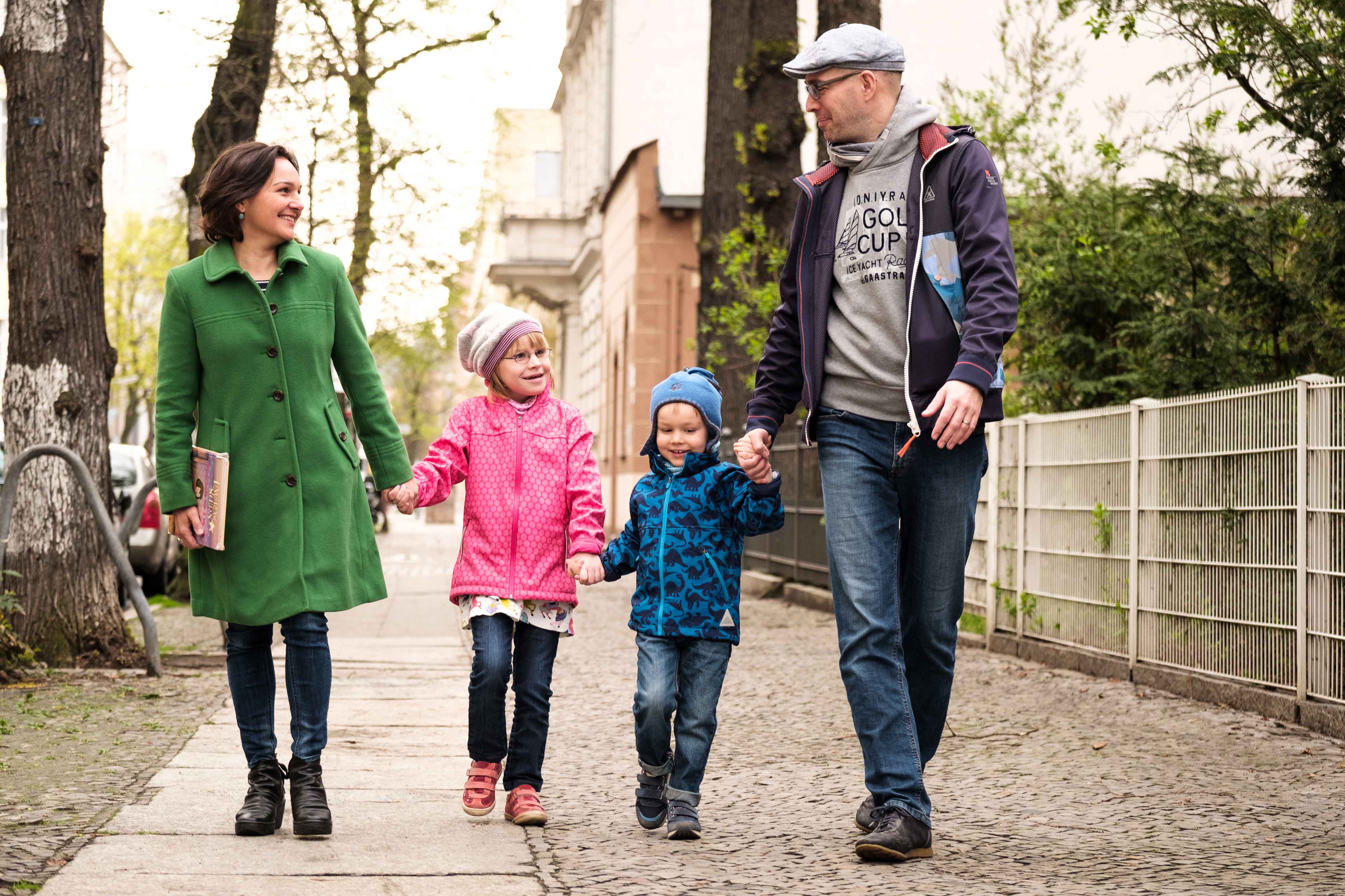 Familien mit einem behinderten Kind geht spazieren