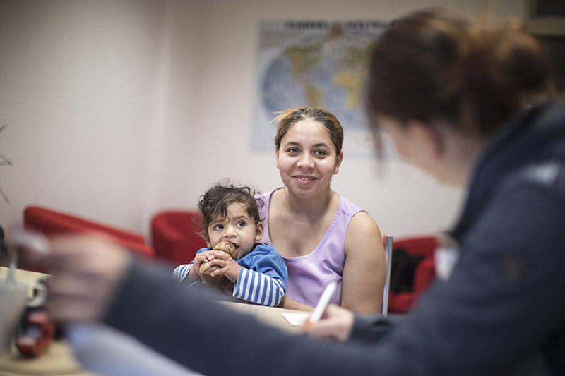 Beratung einer Frau mit Migrationshintergrund